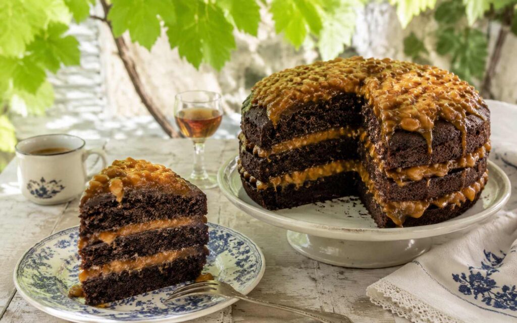 Suurdeeg Sjokoladekoek met Gesoute Karamel Vulsel